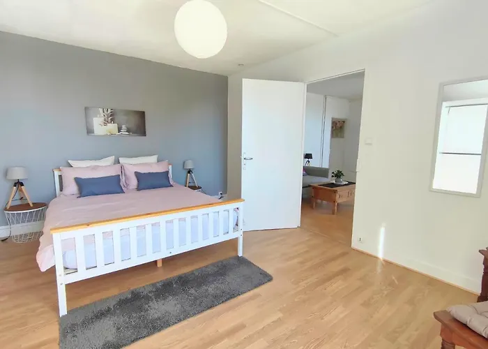 Number 22 - Le Dorat - Apartment 4 With Garden & Free Parking