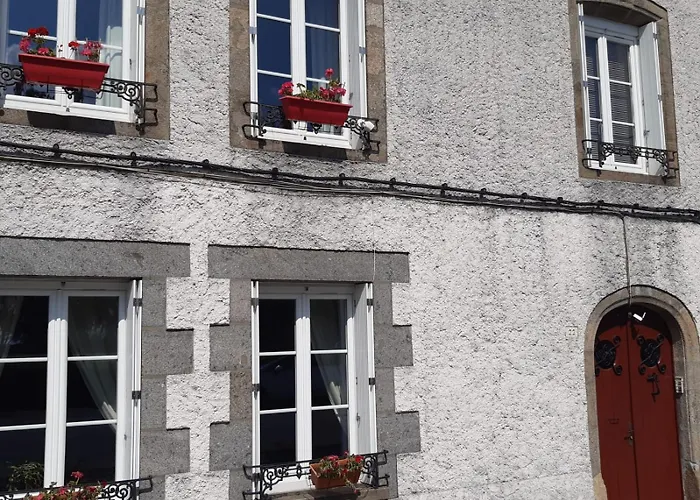 Number 22 - Le Dorat - Apartment 4 With Garden & Free Parking
