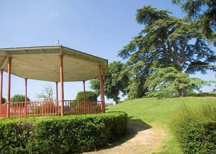 Number 22 - Le Dorat - Apartment 4 With Garden & Free Parking