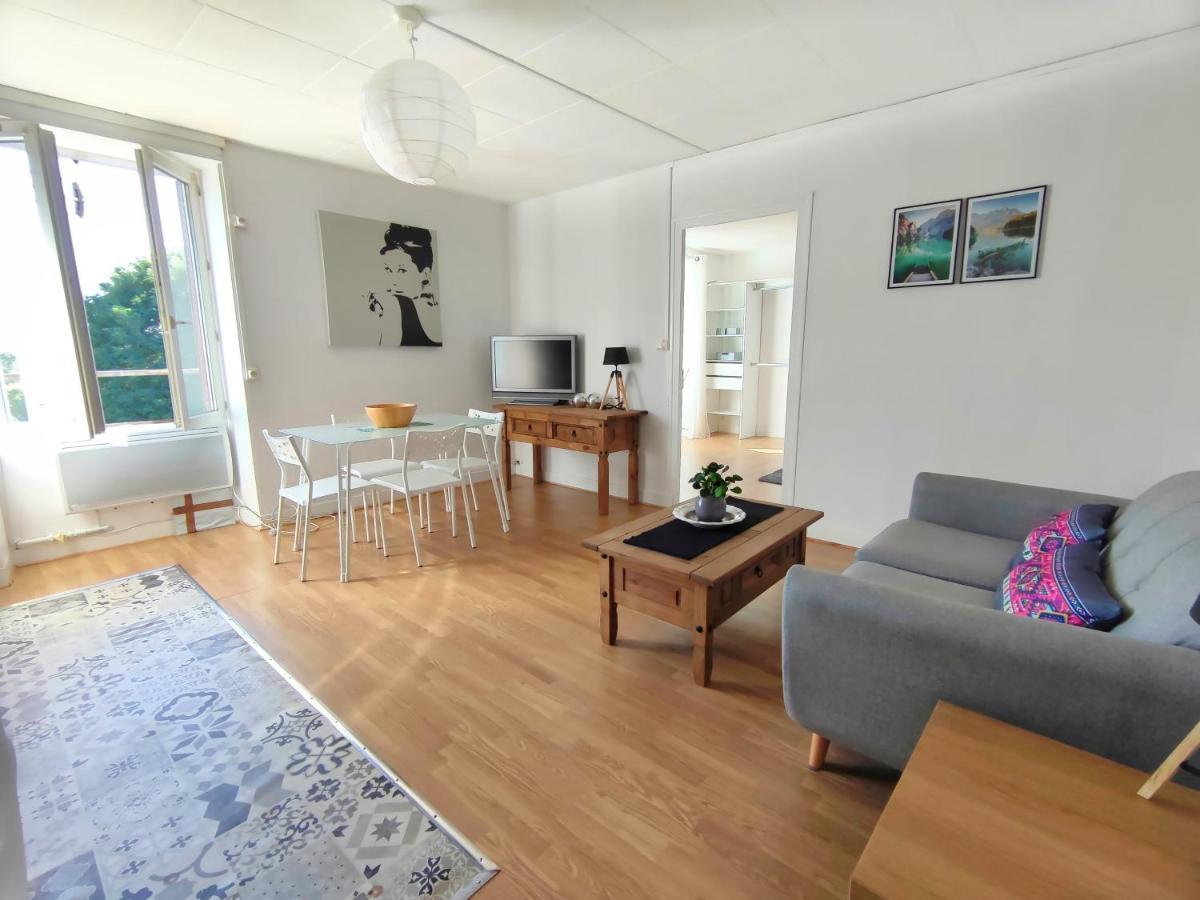 Number 22 - - 4 With Garden & Free Parking Apartment *