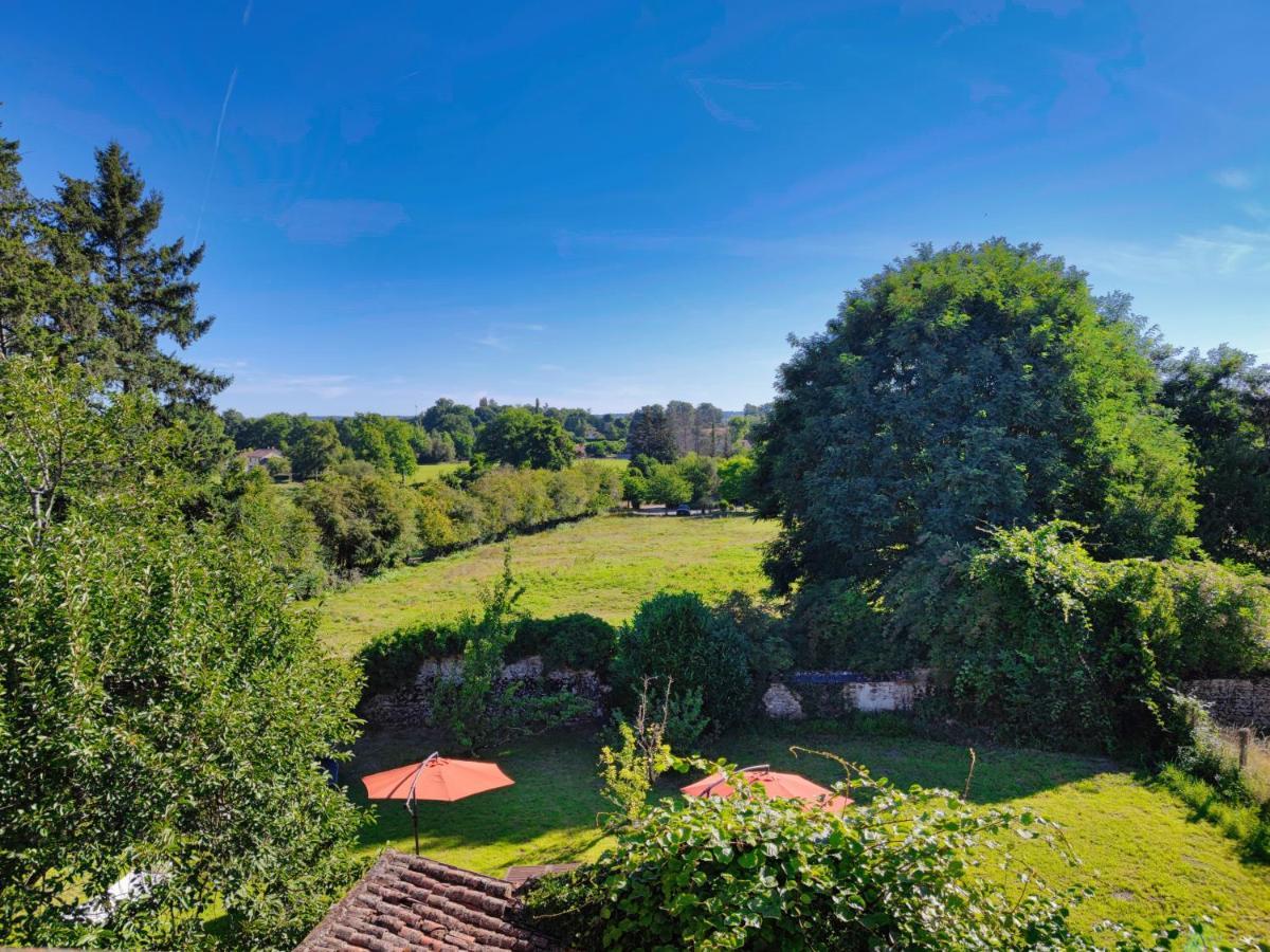 Number 22 - - 4 With Garden & Free Parking